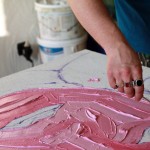 Художник рисует мастихином набросок картины