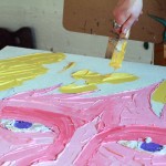 Художник рисует мастихином крупными мазками