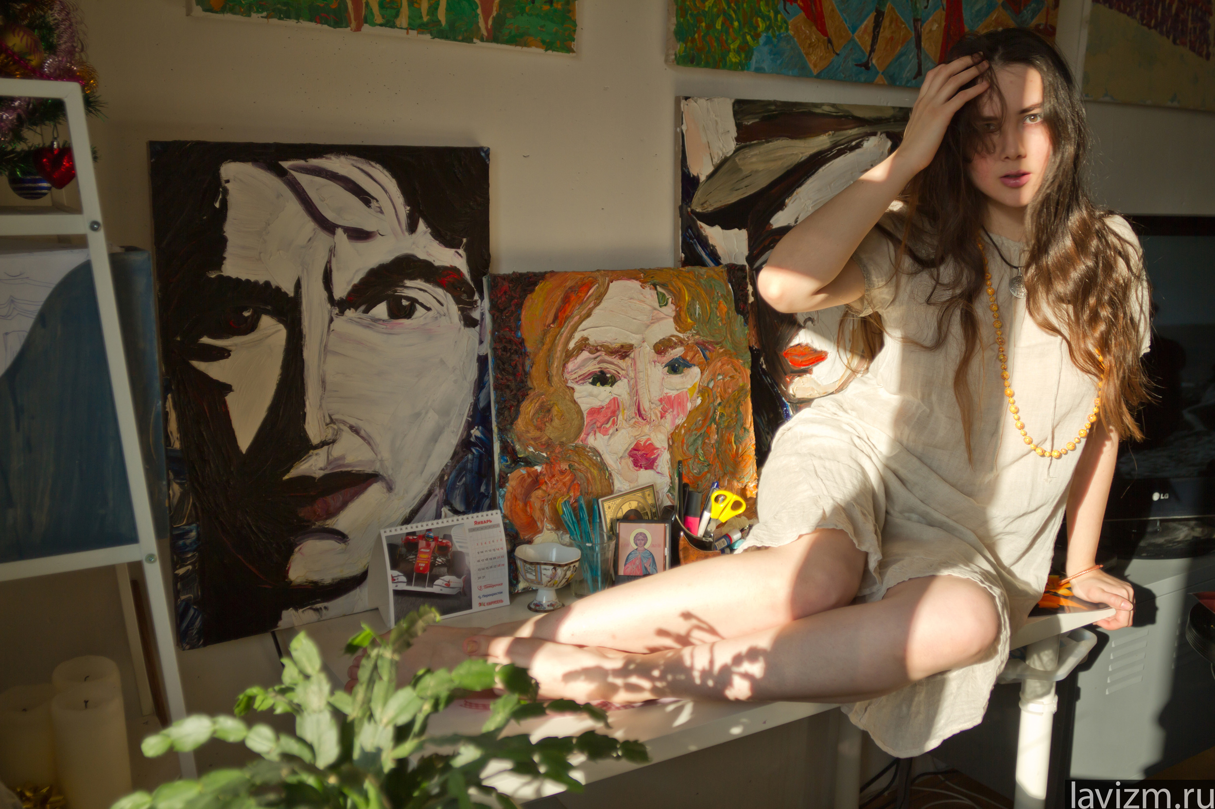 Художница позирует в своей студии  16 фото эротики